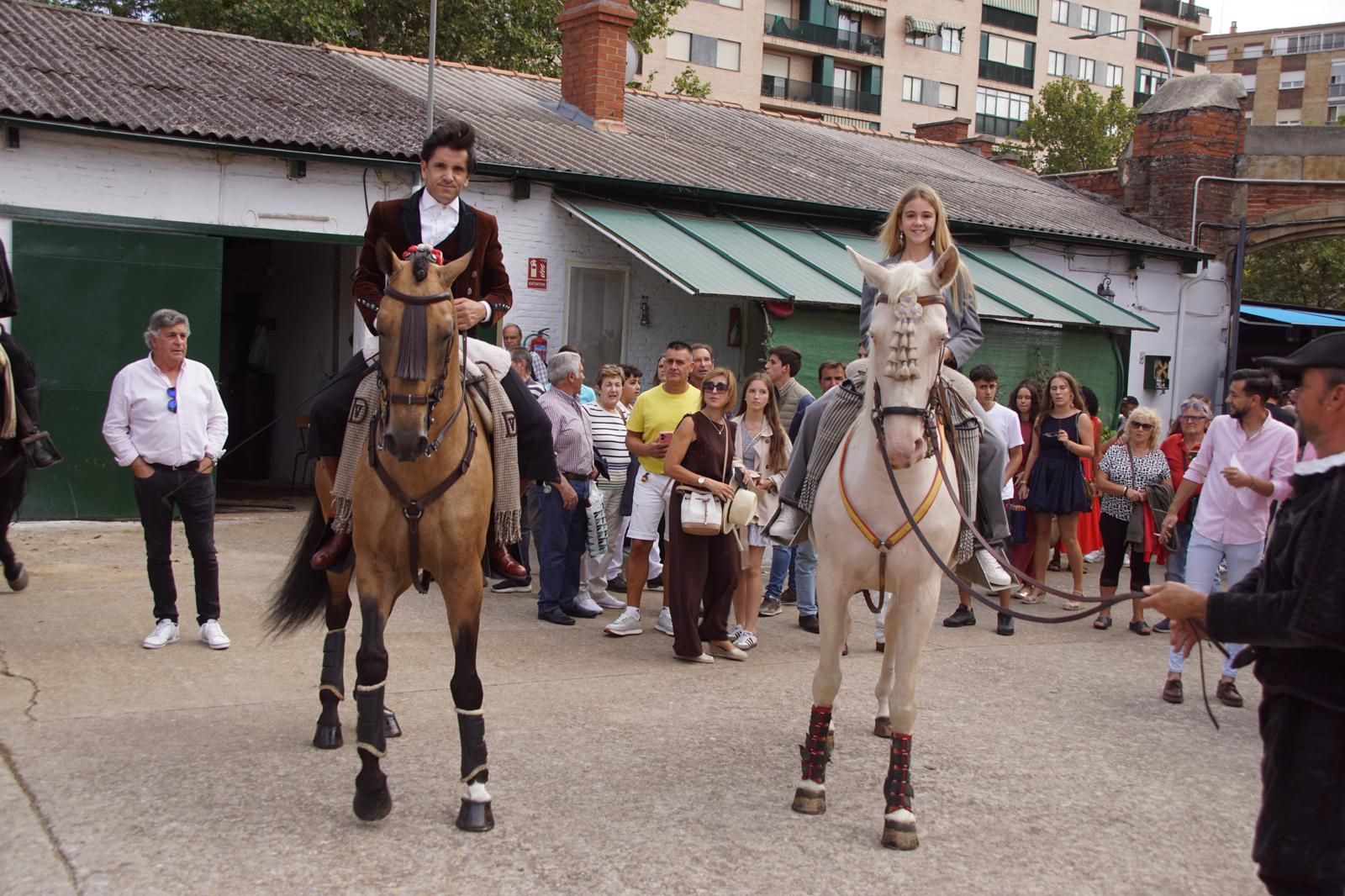 Expectación por ver los caballos de rejoneo en La Glorieta: imágenes del ambiente en los tendidos y en el patio de cuadrillas