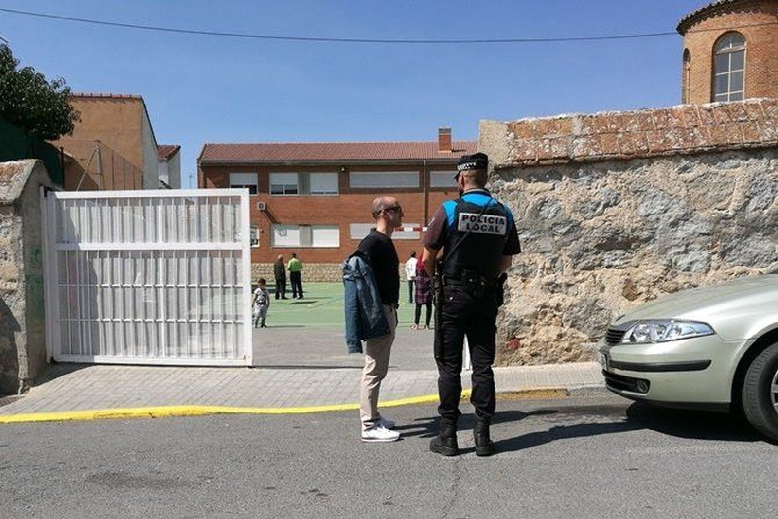 Dos hombres se pelean ante los alumnos que entran a clase