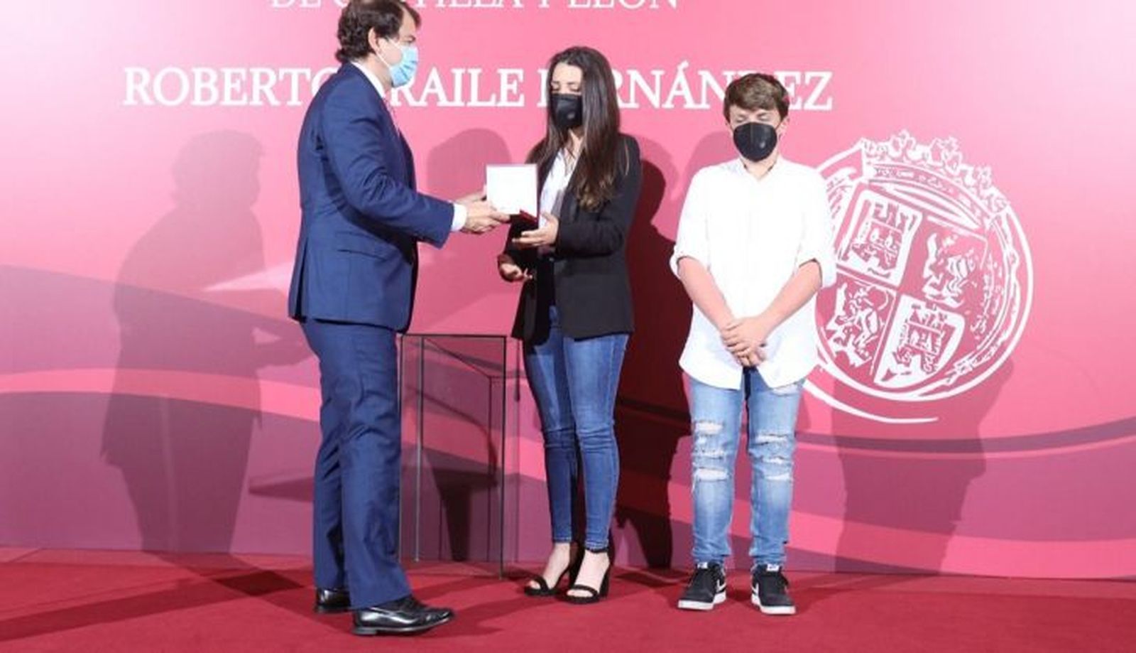 La Junta entrega la Medalla al Mérito Profesional a Roberto Fraile 