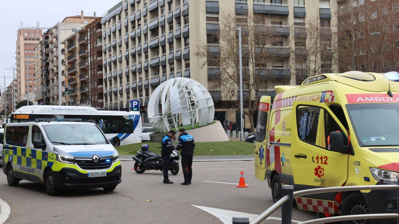 Un motorista herido en la rotonda de la UDS