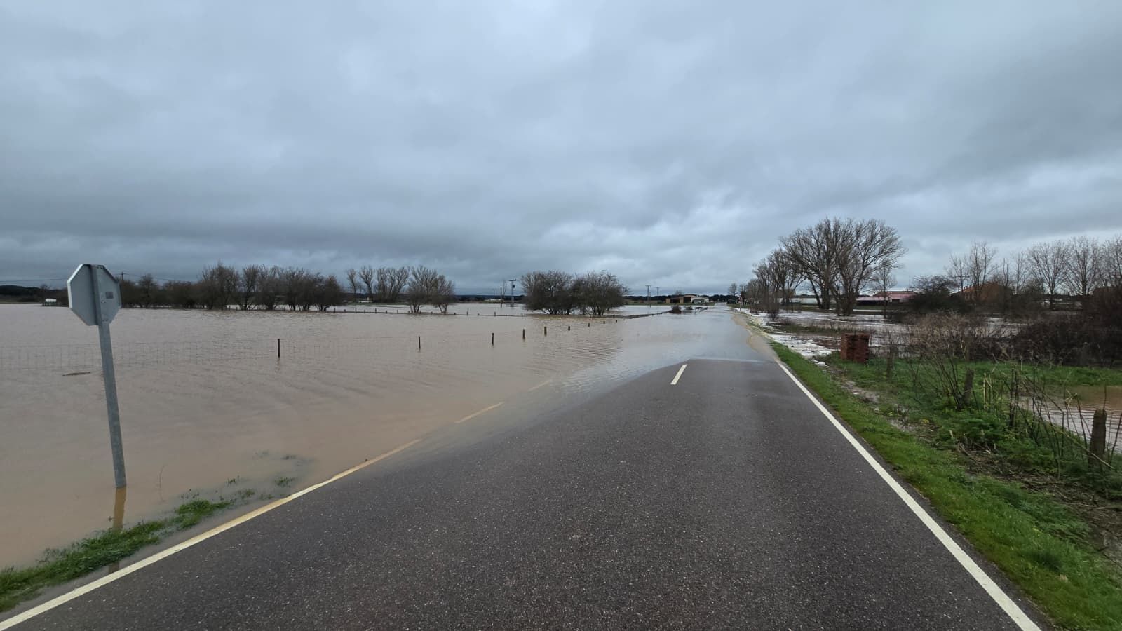 Inundados varios tramos en las carreteras salmantinas
