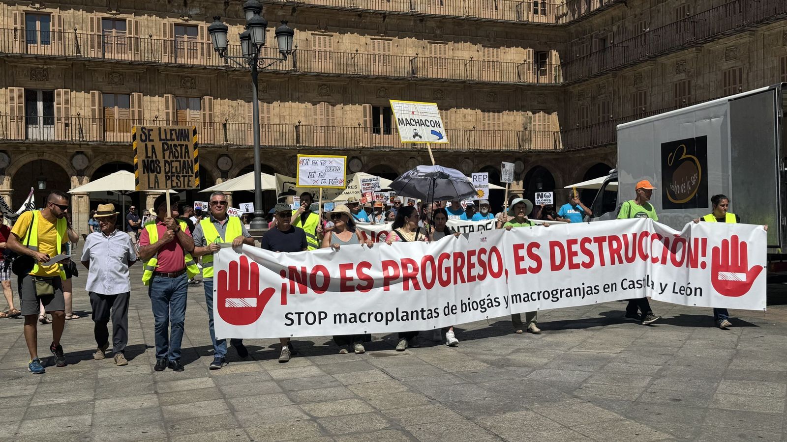 Manifestación Biogás en la Plaza Mayor de Salamanca