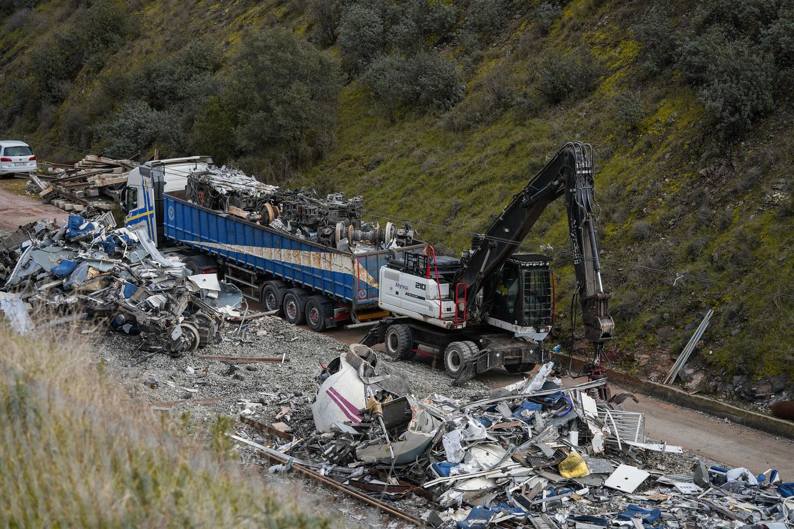 Los últimos restos del Alvia accidentado en Adamuz son depositados en los remolques de carga de camiones de gran tonelaje para sacarlos de la zona del siniestro. - GUILLERMO MORALES-EUROPA PRESS