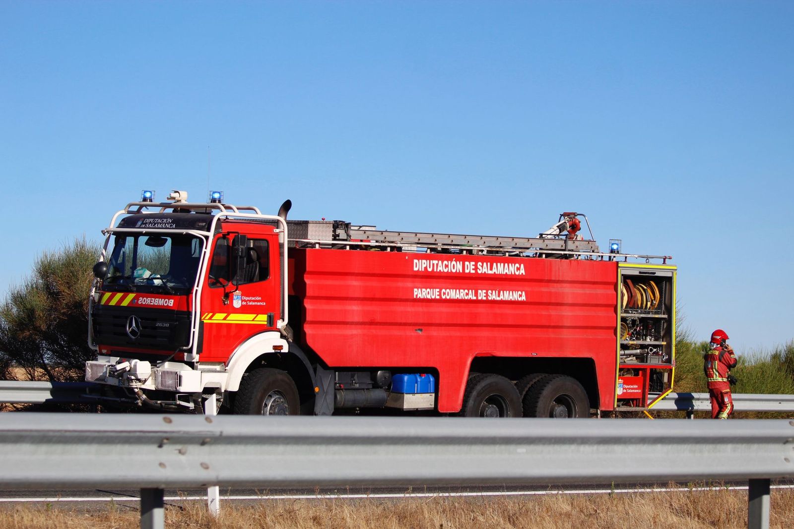 Un coche echa a arder en la autovía y moviliza a bomberos y Guardia Civil