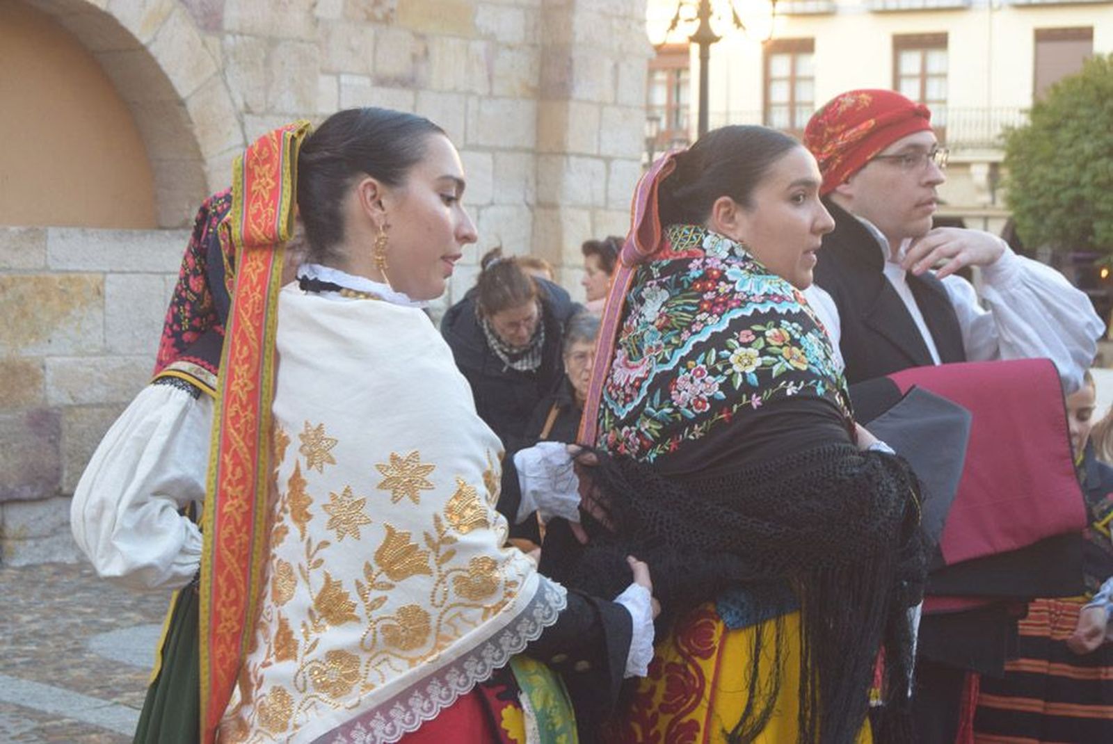 Las Candelas vuelven a unir la iglesia de San Juan con la de San Vicente (1)