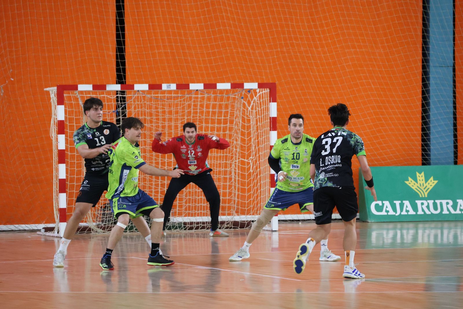 GALERÍA | Duelo de alturas entre el BM Zamora y el Torrelavega