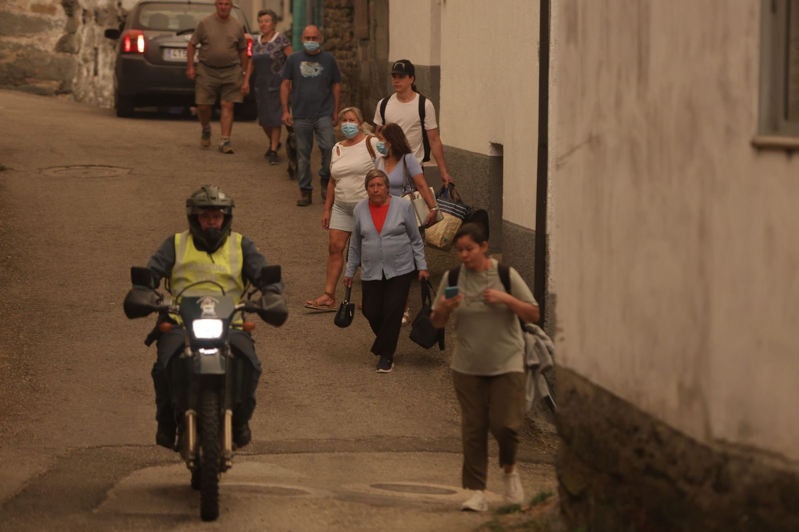 Desalojo de los vecinos de San Ciprián de Sanabria por el incendio en Porto