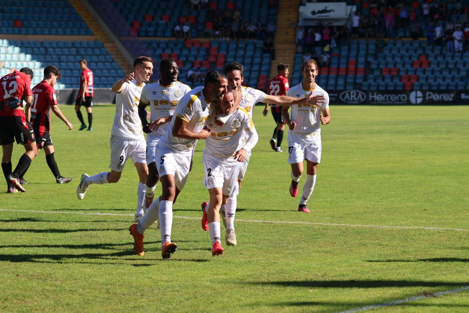 Los jugadores del Salamanca CF UDS celebran el gol de Miguelito | FOTO ANDREA MATEOS