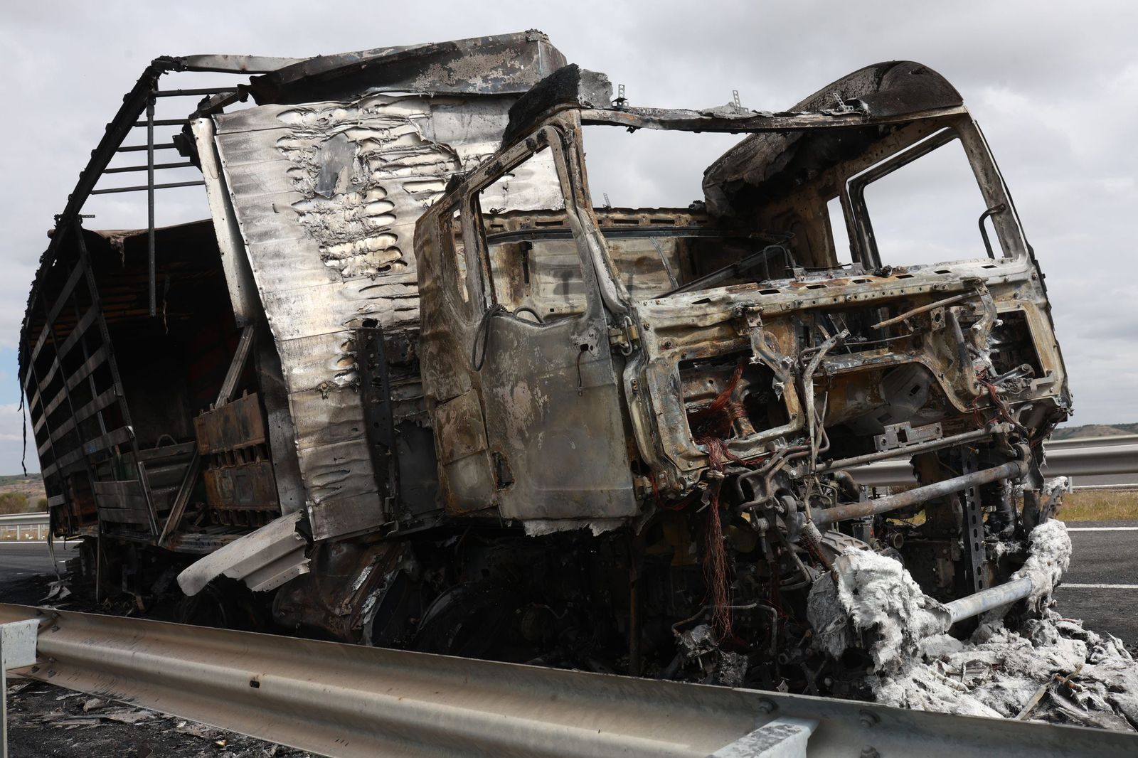 Dos camiones colisionan en la A-62 y uno echa a arder