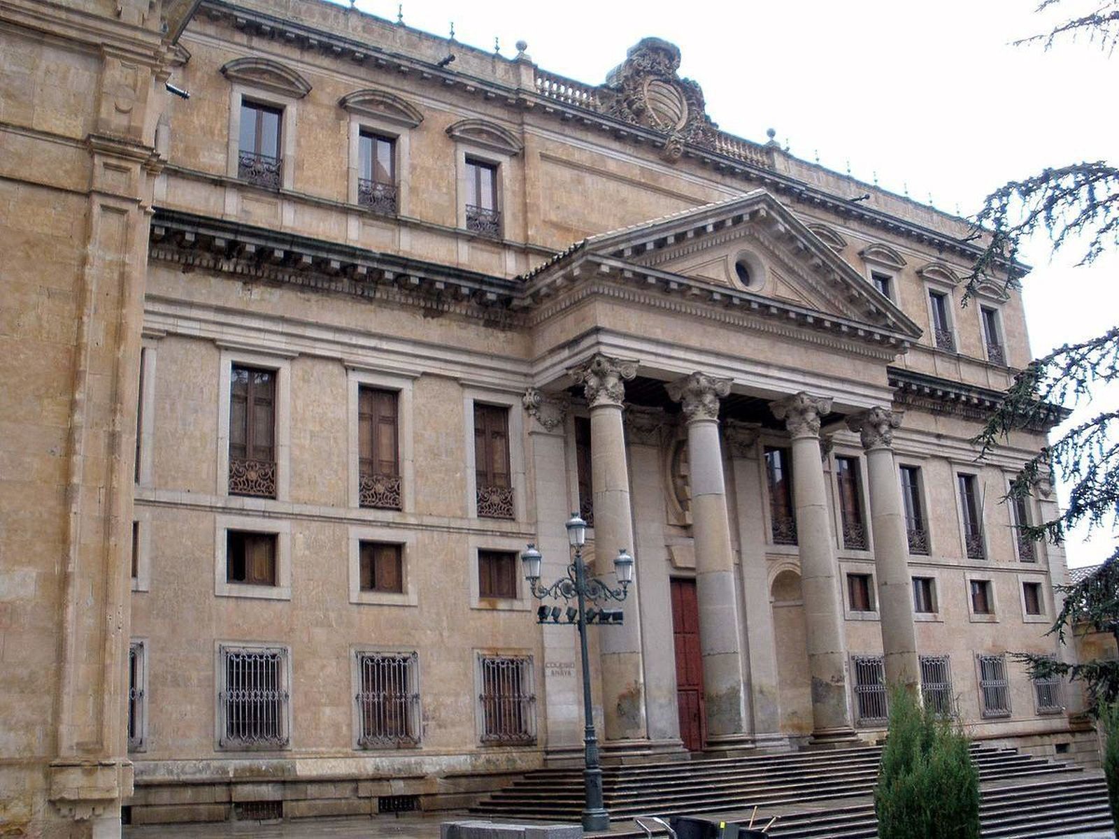Recital de poesía en las escaleras de la plaza de Anaya
