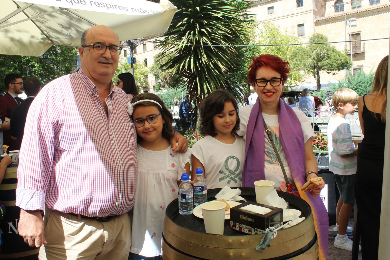 Ambiente en la Feria de Día en el mediodía de este