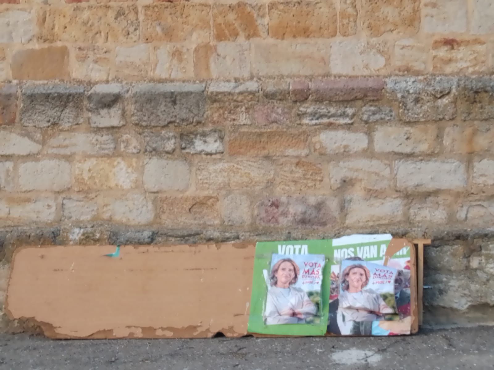 La Junta Electoral Provincial exige la “inmediata retirada” de los carteles del PSOE que taparon a los de VOX en Morales del Vino. Espacio habilitado en la localidad moralina.