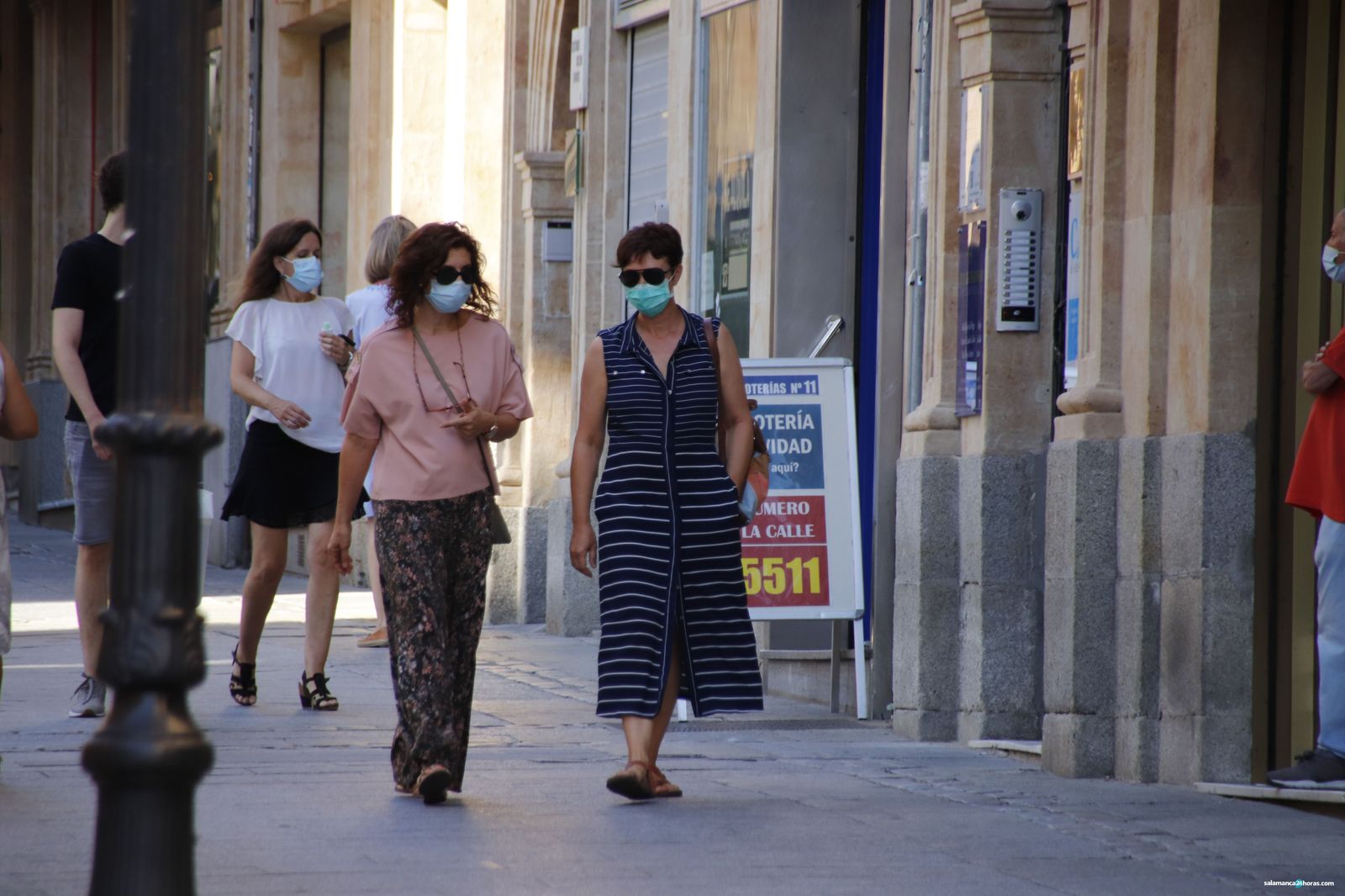 Señoras con Mascarilla