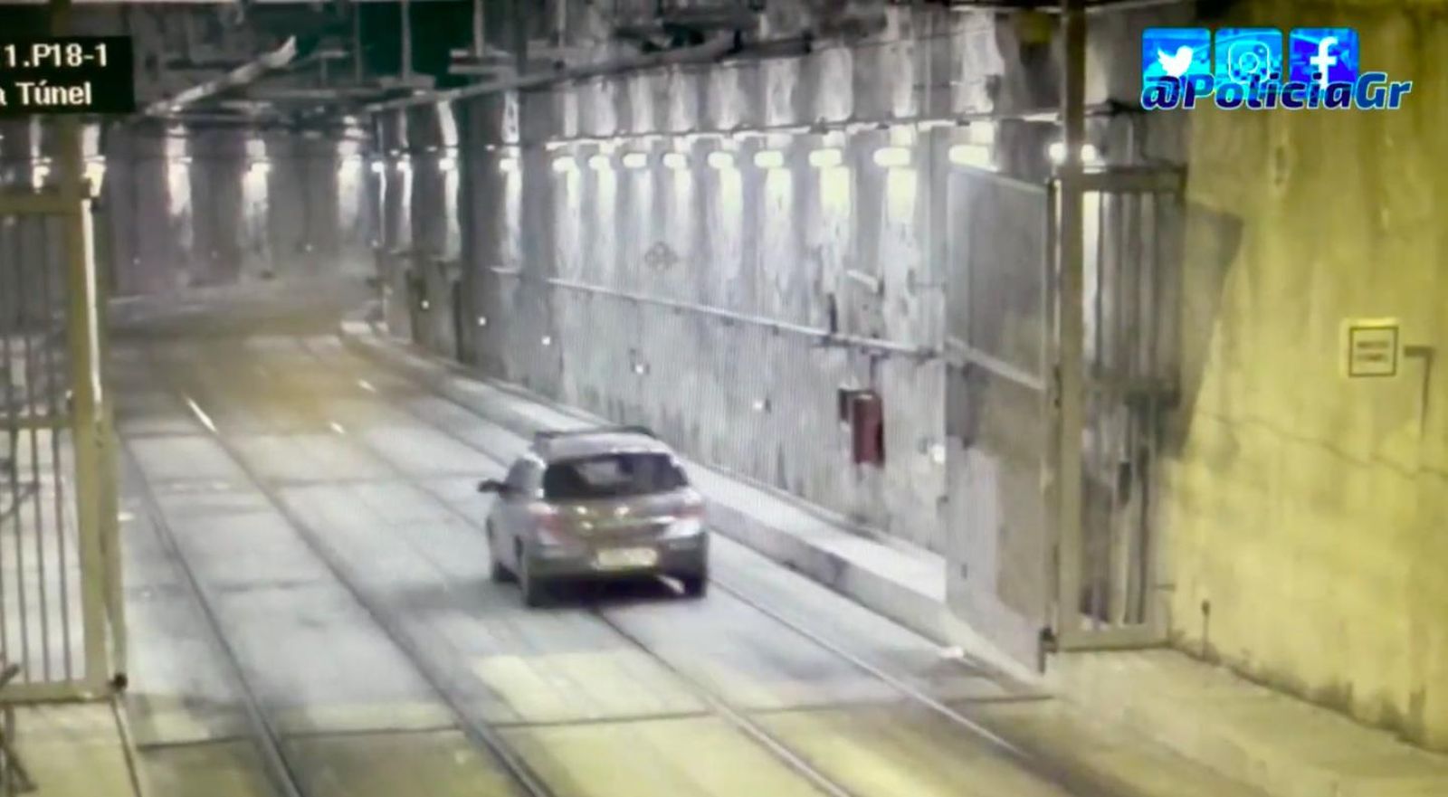 Coche circulando por la vía del metro en subterráneo. | Foto: Policía Local de Granada