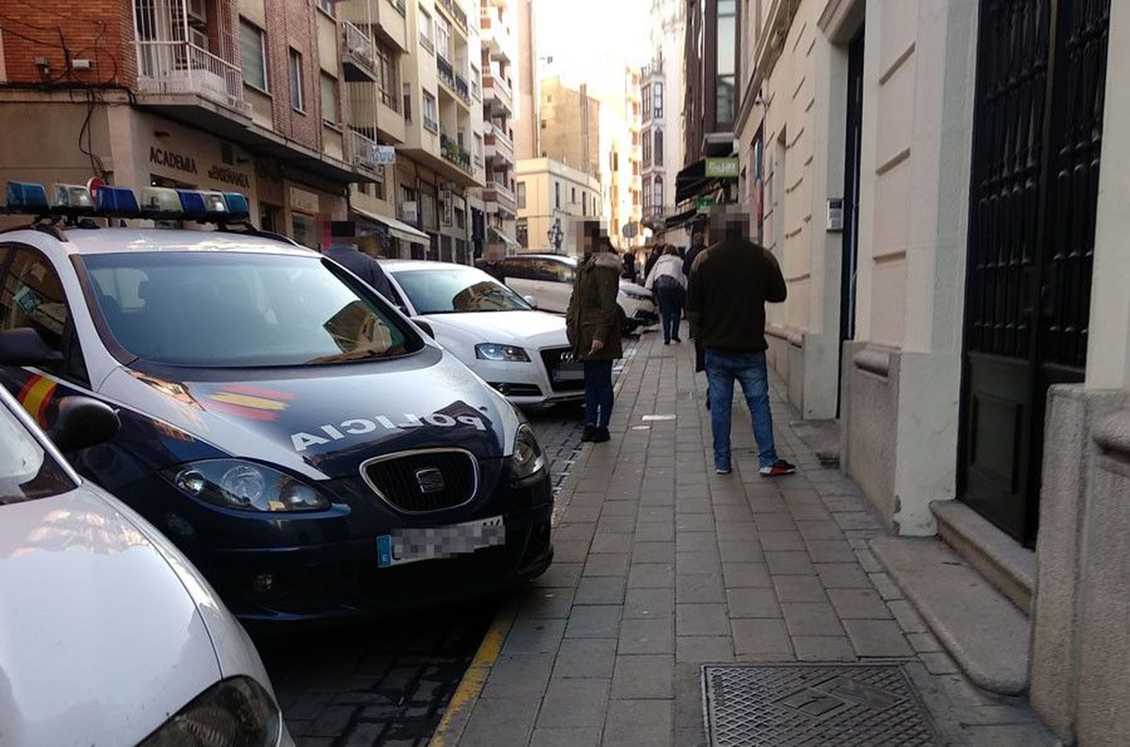 Puerta juzgados policia