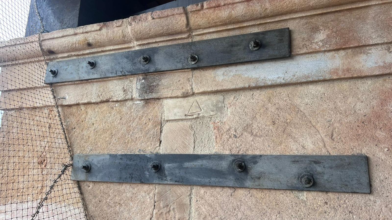 Grapas en un pilar de la iglesia de San Martín