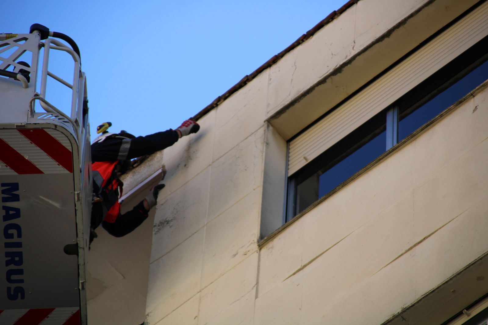 bomberos-comprueban-la-fachada-de-un-edificio-en-alvaro-gil-9