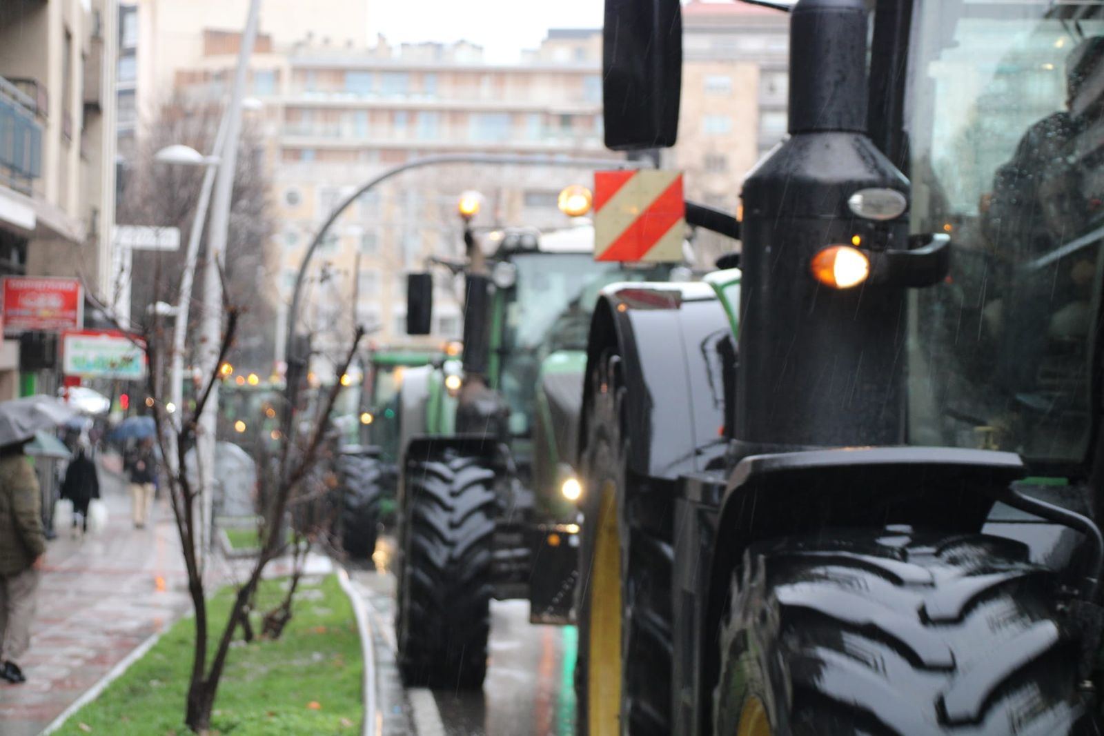 En imágenes la marcha con tractores y vehículos de campo en Salamanca en protesta contra Mercosur