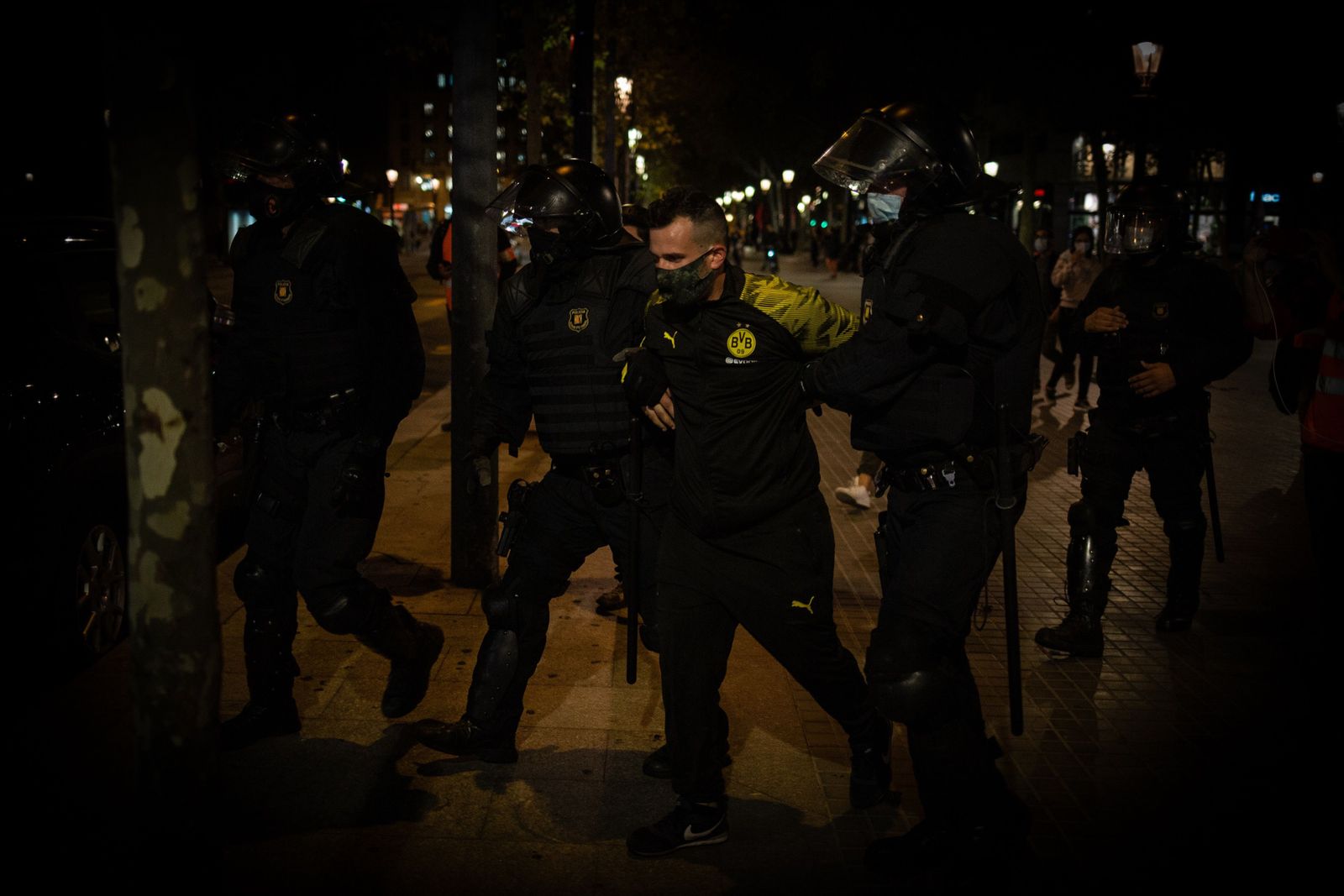 Un detenido durante la protesta de los CDR en Barcelona en el tercer aniversario del 1-O, en Barcelona. Catalunya (España) el 1 de octubre de 2020.
