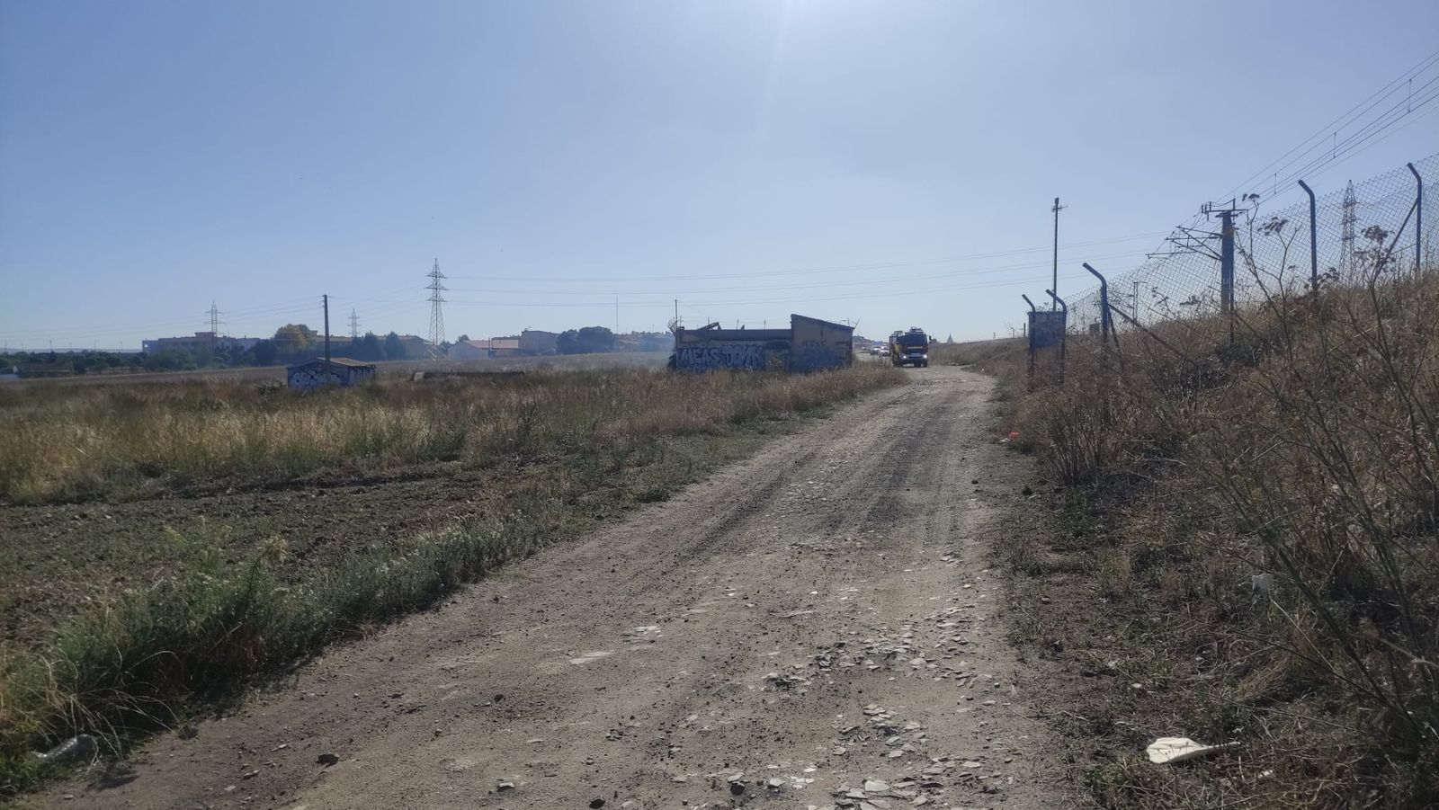 bomberos-en-un-incendio-de-basuras-en-puente-ladrillo-17