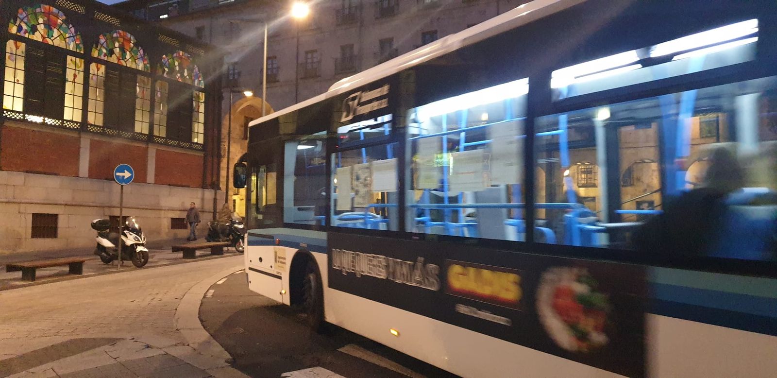Autobús en la Plaza del Mercado. Foto de archivo