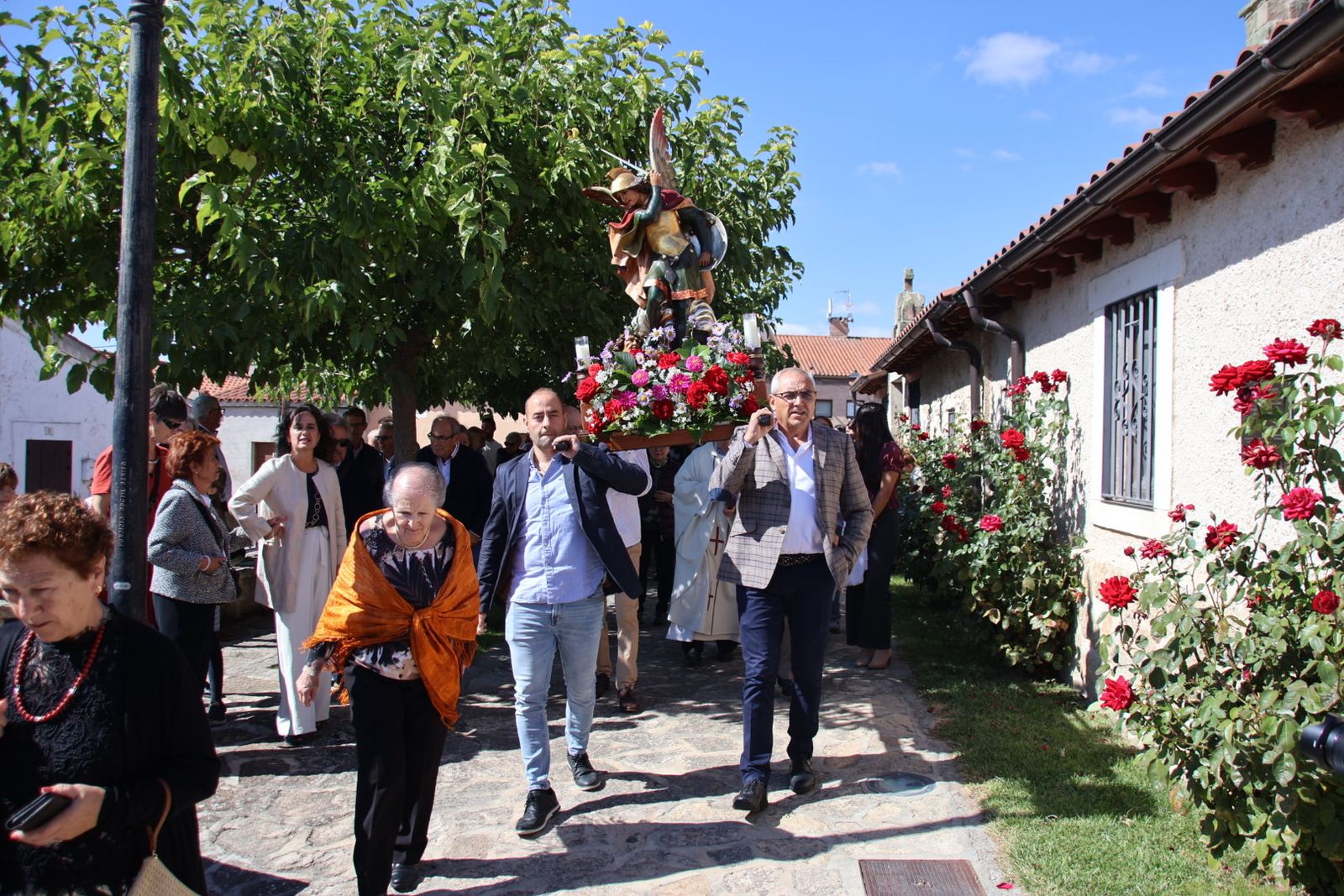 Misa en honor a San Miguel y bailes charros