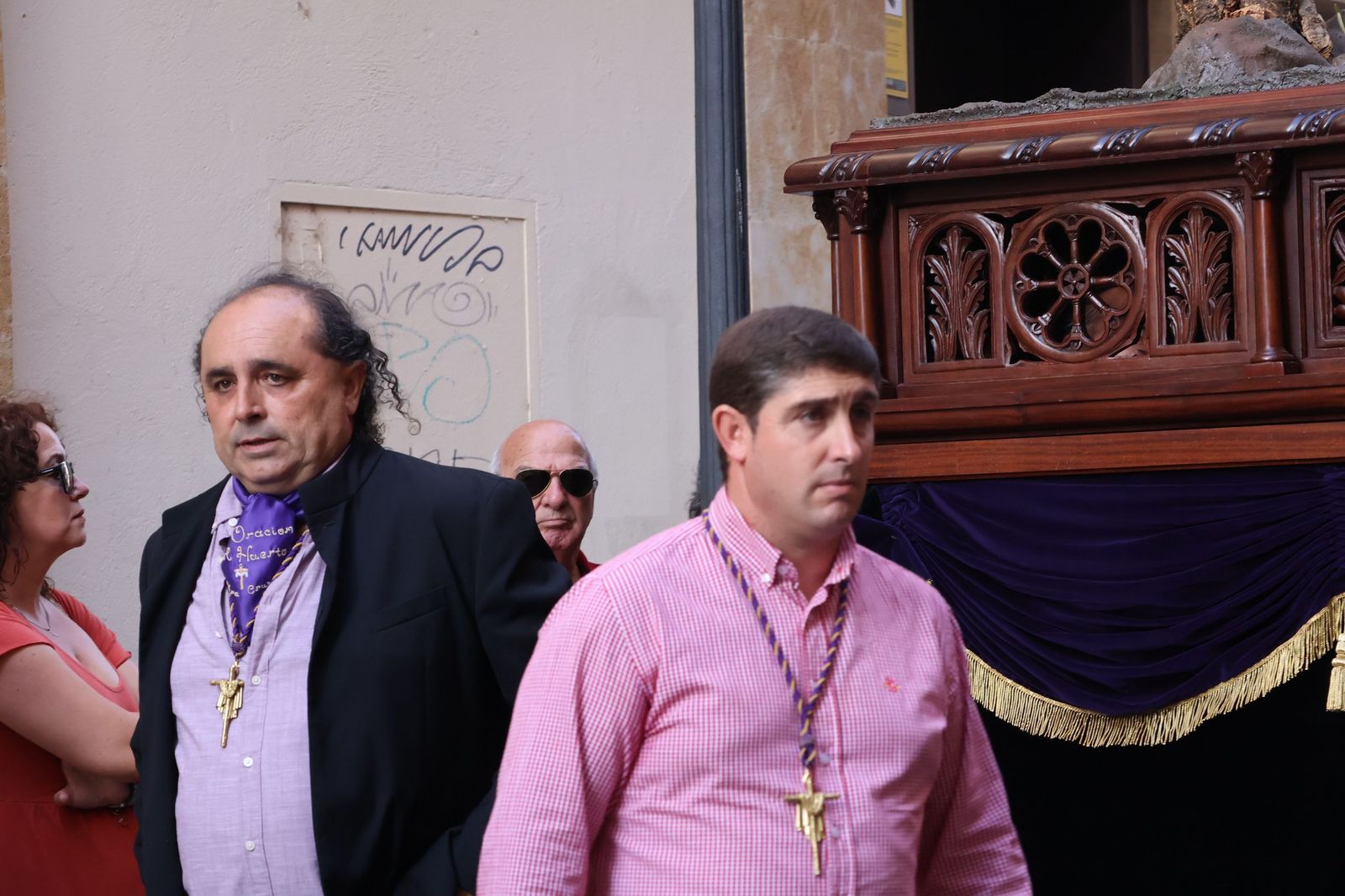La Exaltación de la Cruz procesiona por las calles de Zamora rumbo a la carpa de San Bernabé