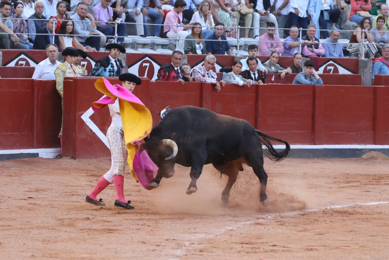La Glorieta revive el aroma de la feria taurina con el primer festejo: Lea Vicens, Raquel Martín y Olga Casado