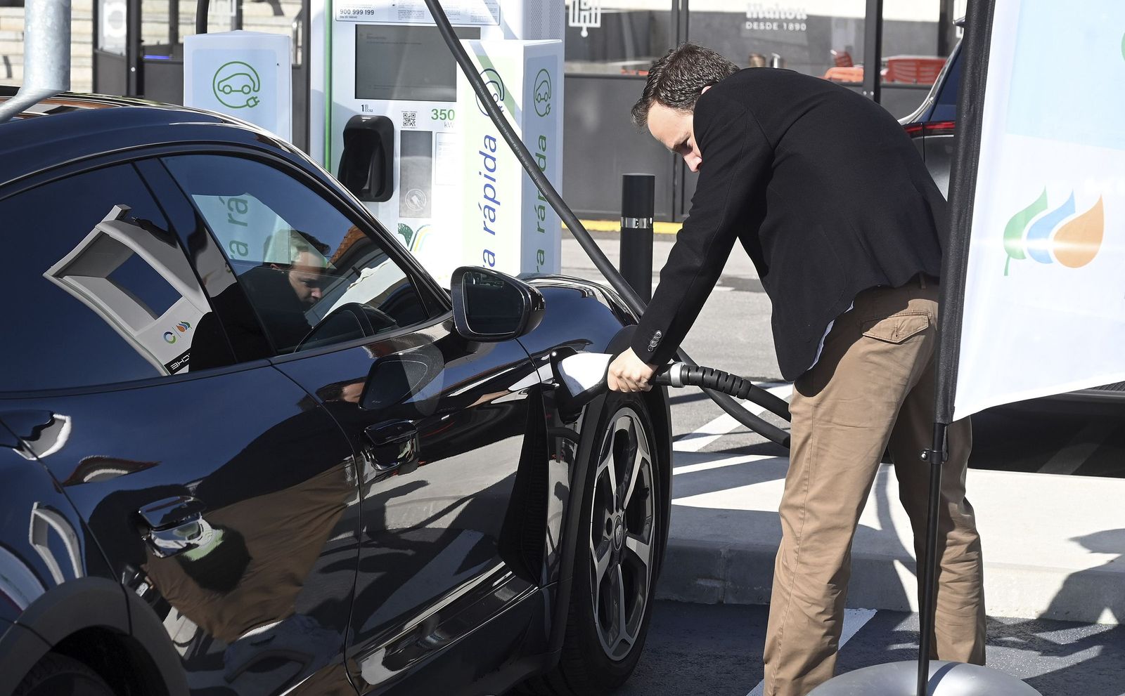 Inauguración de la primera gran estación de recarga ultrarrápida para vehí­culos eléctricos de Burgos