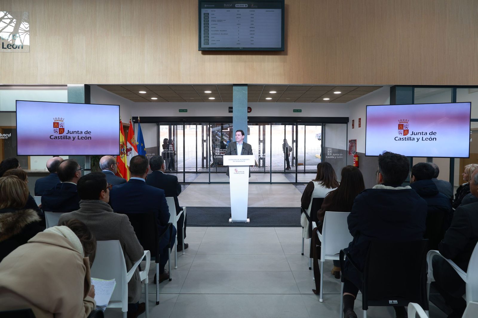 El presidente de la Junta visita la estación de autobuses de Benavente