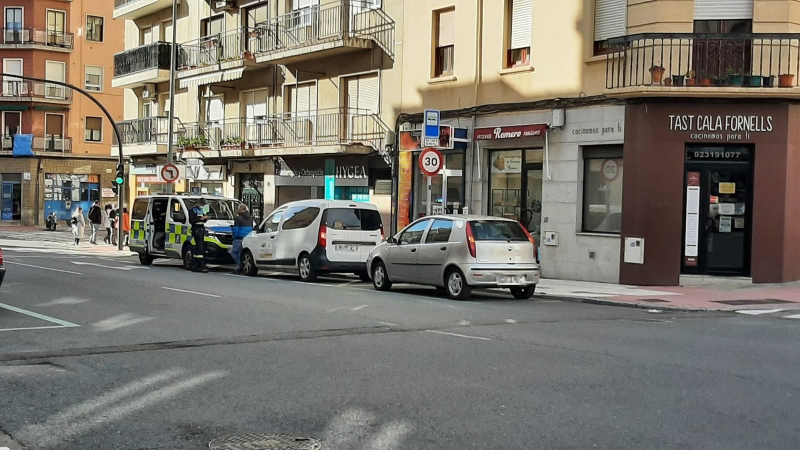 Intervención de Policía Local en un accidente sin heridos en la avenida de Italia