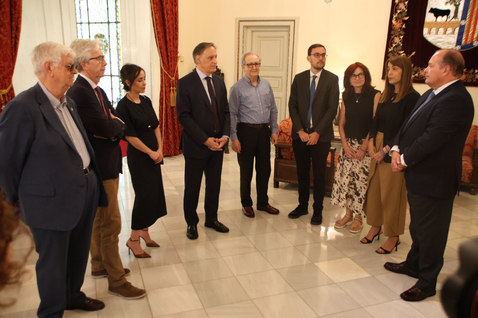 El alcalde de Salamanca, Carlos García Carbayo, preside la reunión del Jurado de Honores y Distinciones