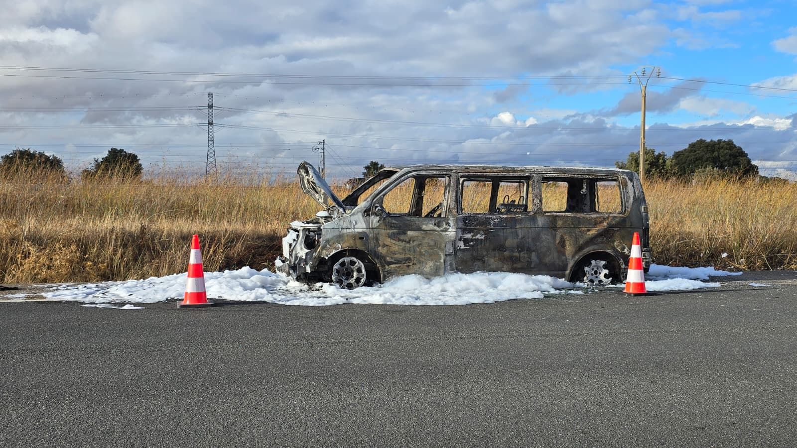 Arde una furgoneta en la N-620, a la altura de Barbadillo