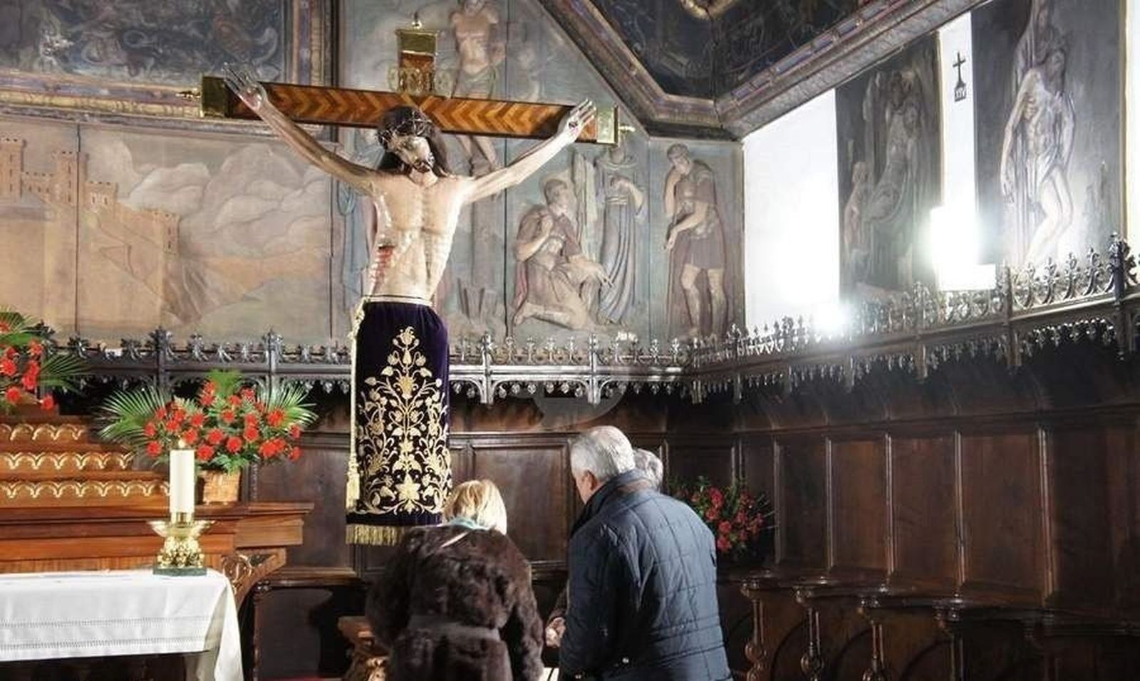 Miles de personas participan en el besapiés al Cristo de los Milagros
