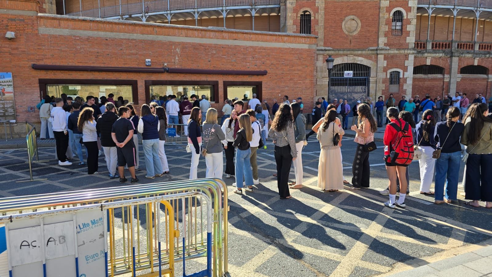Colas en el día de apertura de renovación de los abonos para los toros (3).jpg