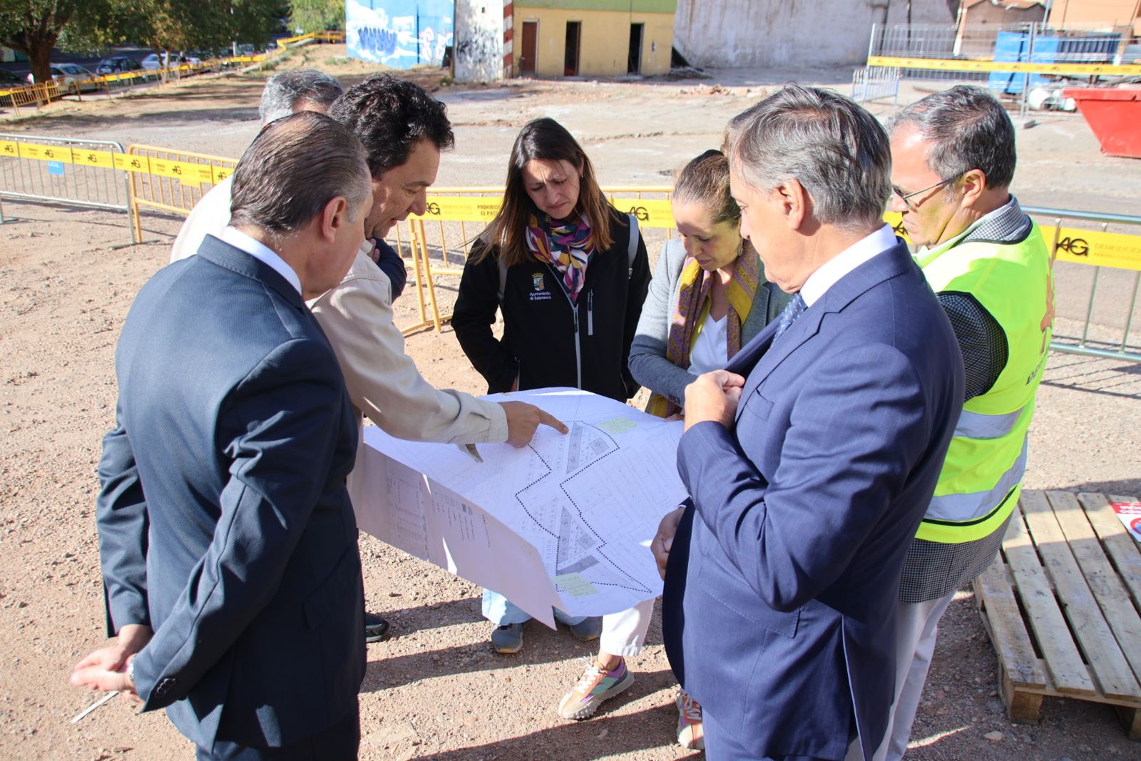 El alcalde de Salamanca, Carlos García Carbayo, visita las obras de urbanización de la Unidad de Acción Nº 2 del PERI 7