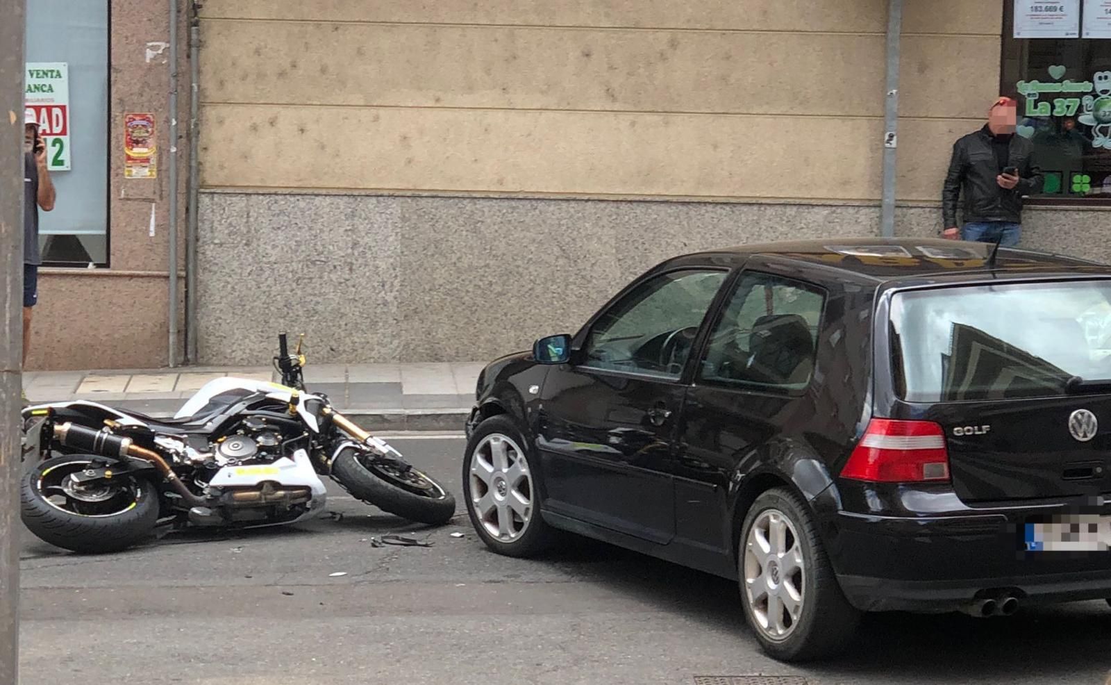 Accidente entre un turismo y una motocicleta en el camino de las Aguas