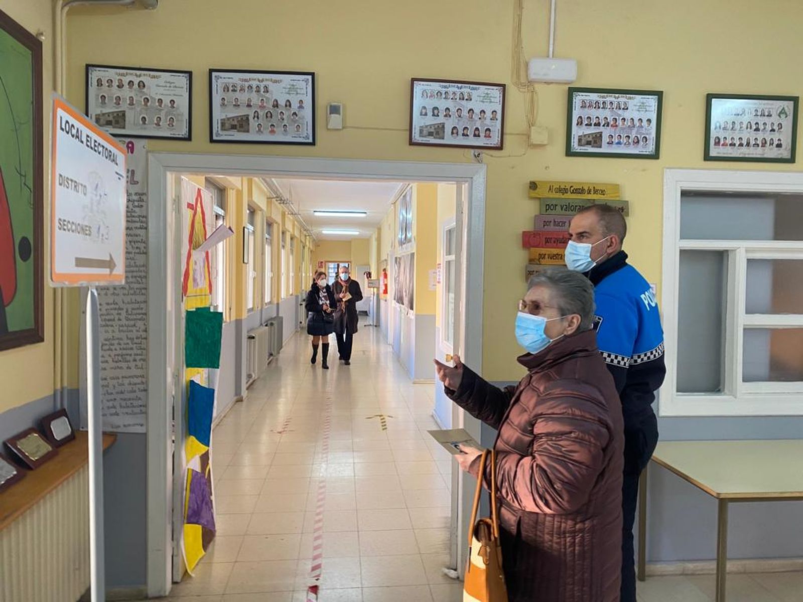 Una mujer consulta las listas electorales Foto  María Lorenzo