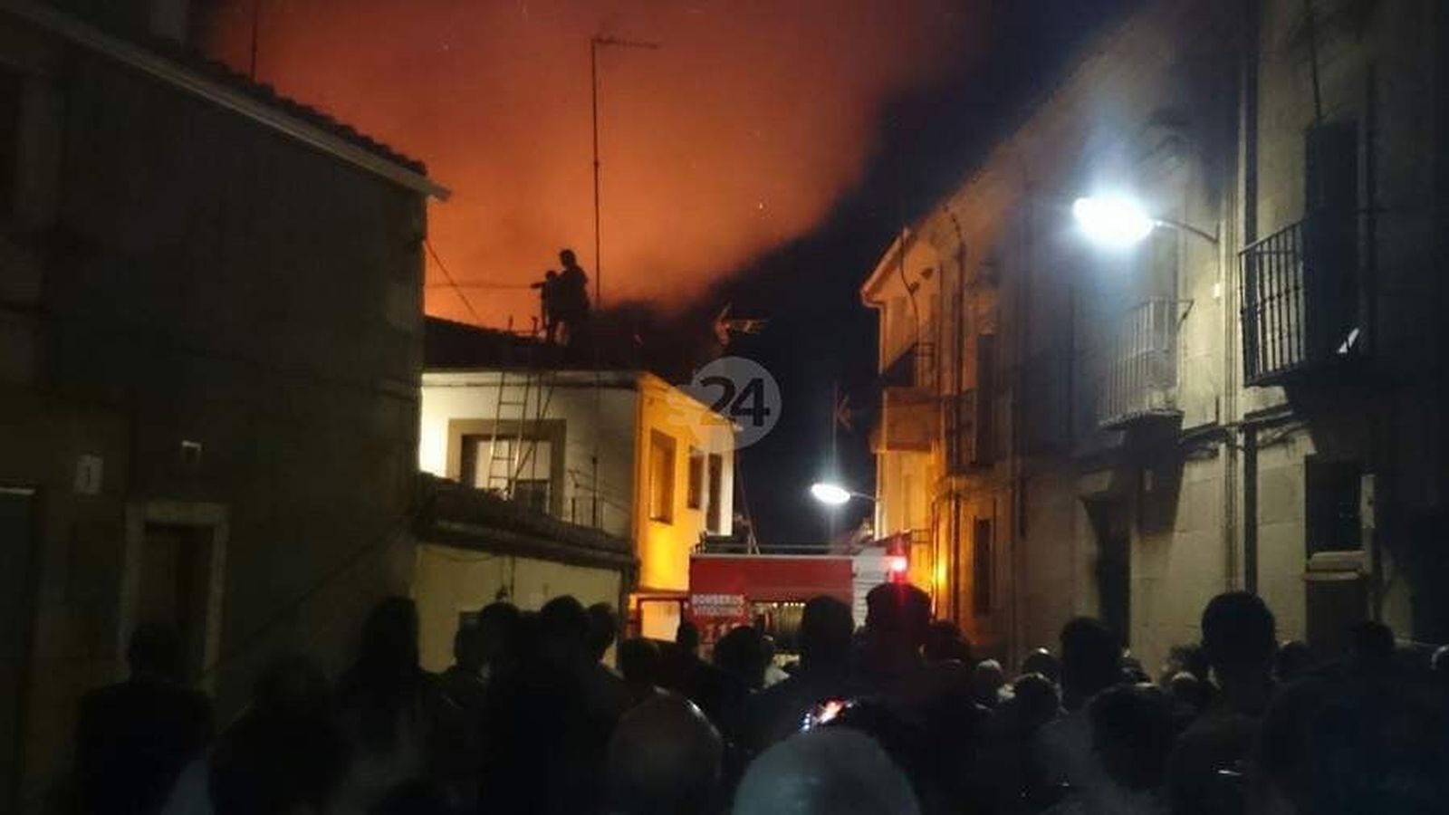 Un fuego de madrugada amenaza a los vecinos de Horcajo de Montemayor