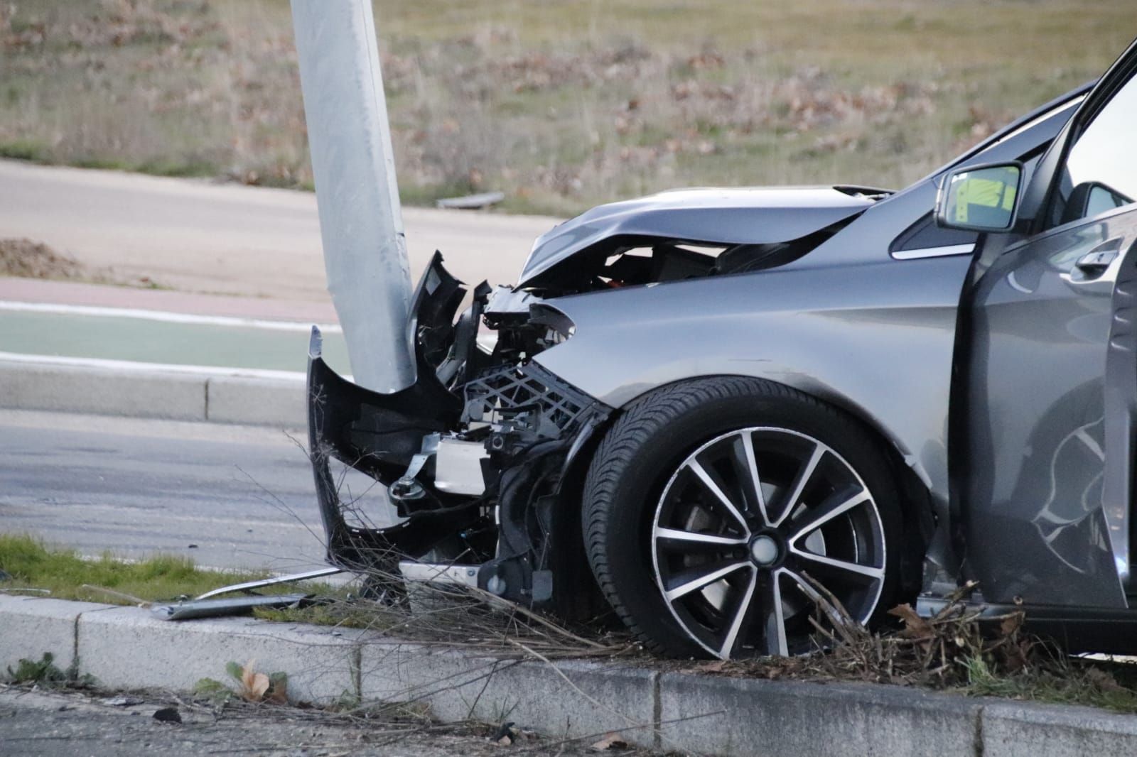 un-coche-se-empotra-contra-una-farola-en-villamayor-5