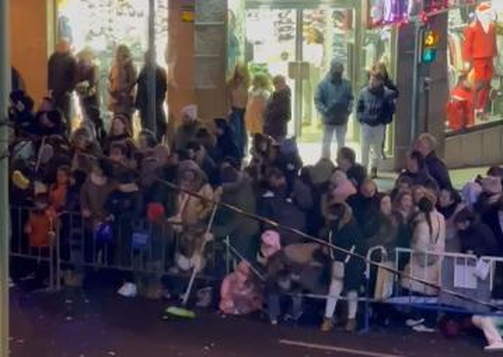 Un hombre recogiendo caramelos con un cepillo de barrer 
