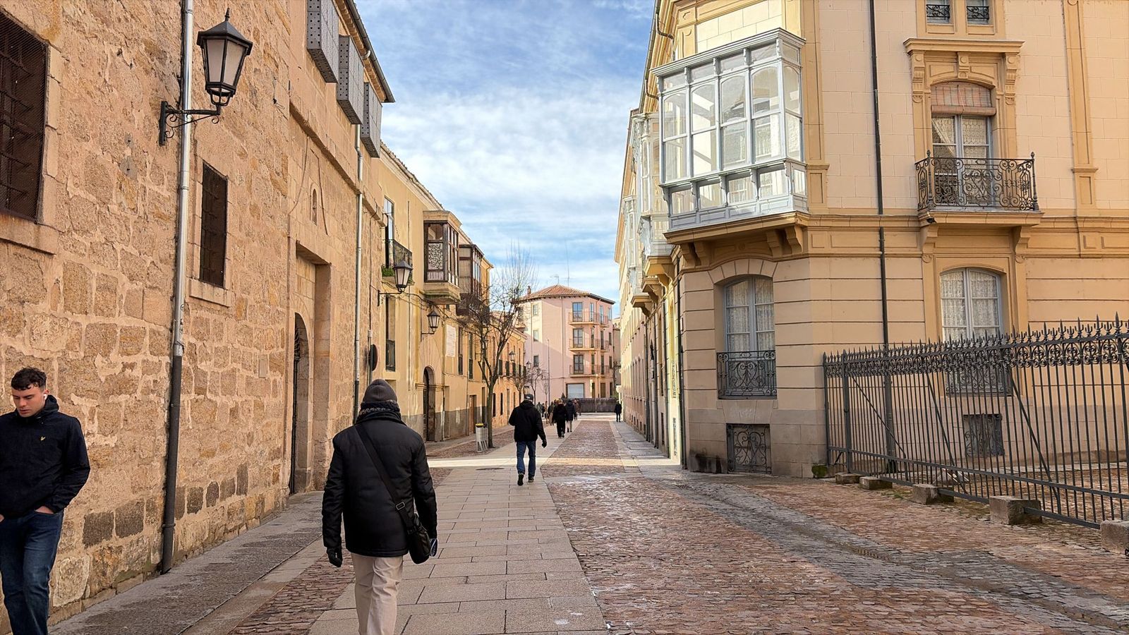 Varias personas paseando por la rúa de los Francos