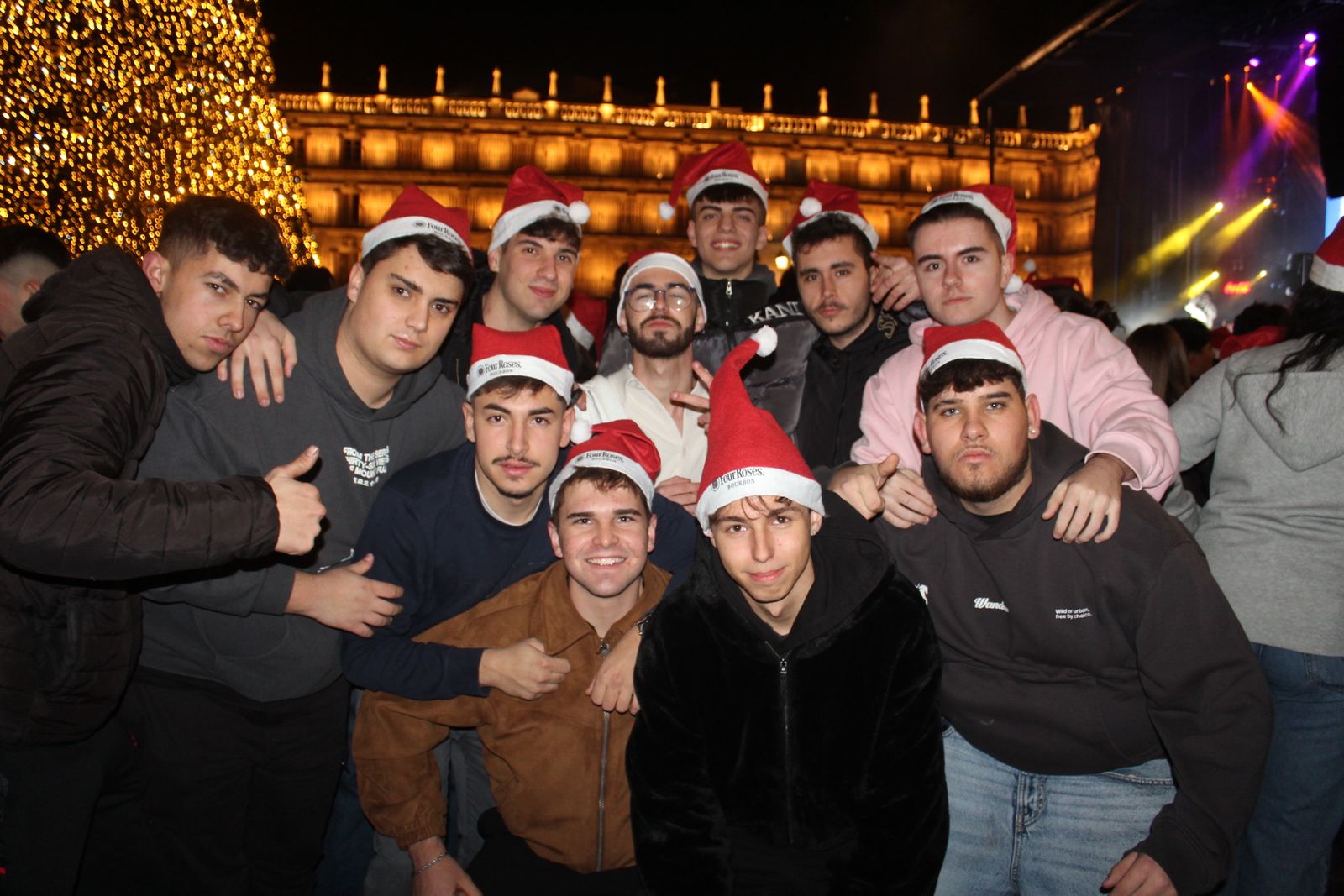 Miles de personas disfrutan de las campanadas y la fiesta del Fin de Año Universitario