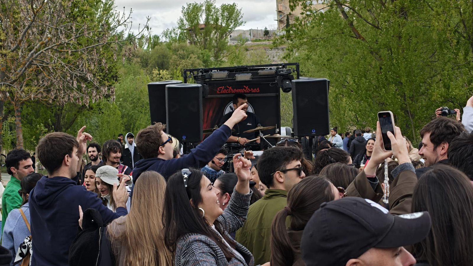 Un multitudinario Lunes de Aguas en Salamanca llena la ribera del Tormes