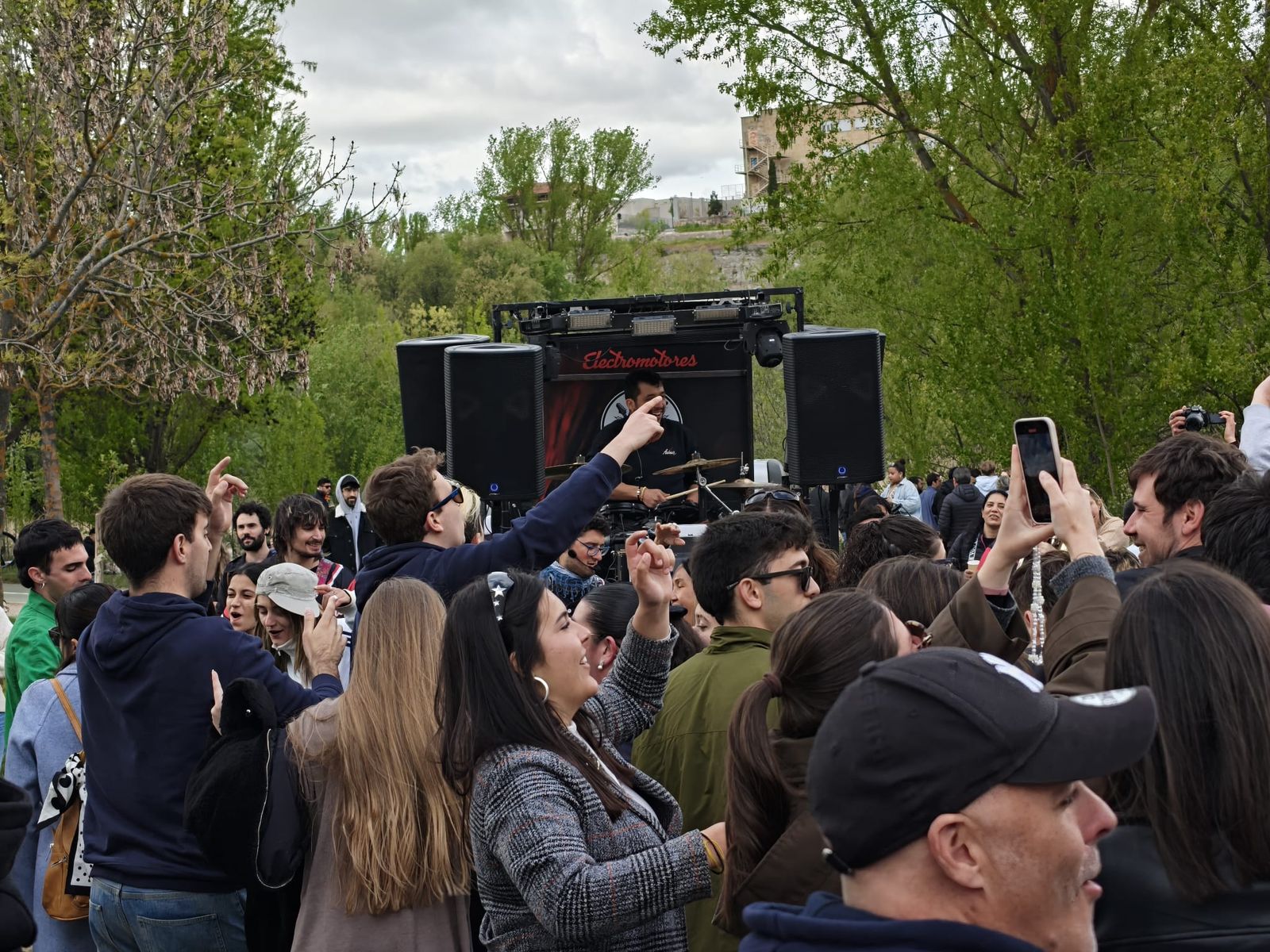 Un multitudinario Lunes de Aguas en Salamanca llena la ribera del Tormes