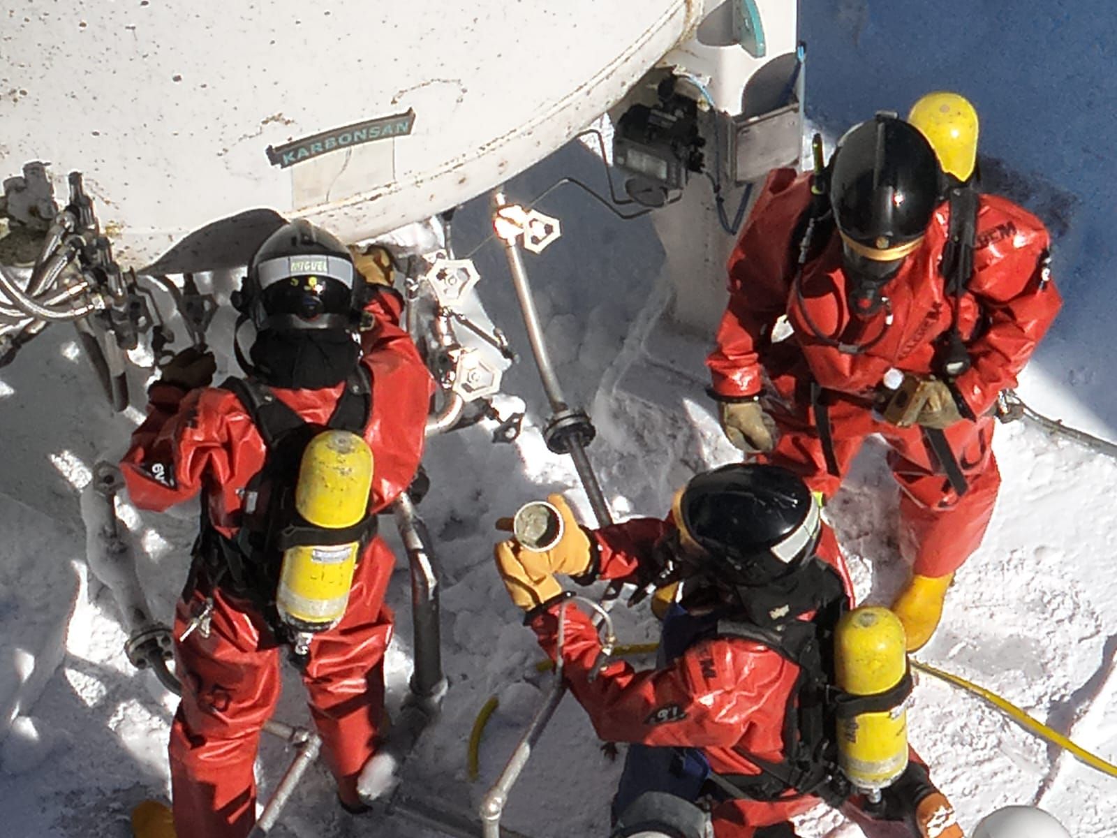 Trabajos de taponiamiento del depósito por parte de la UME