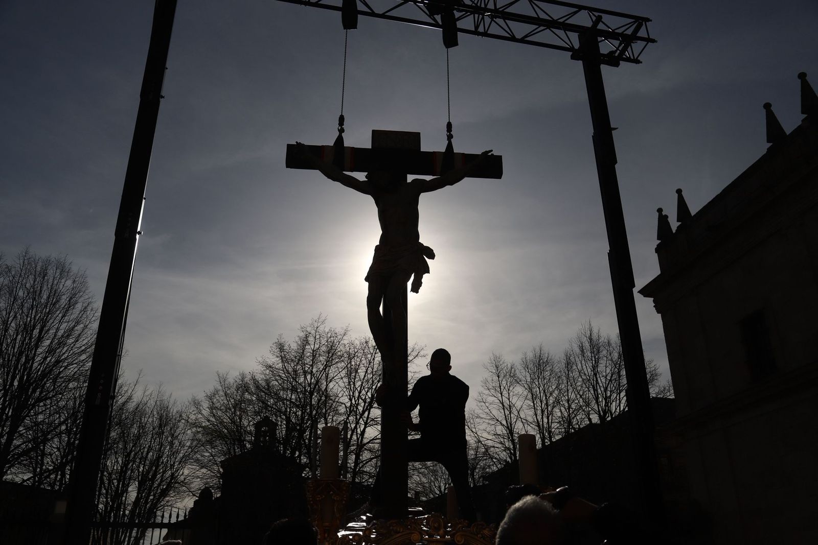 GALERÍA | Colocación del Cristo de las Injurias en su mesa procesional