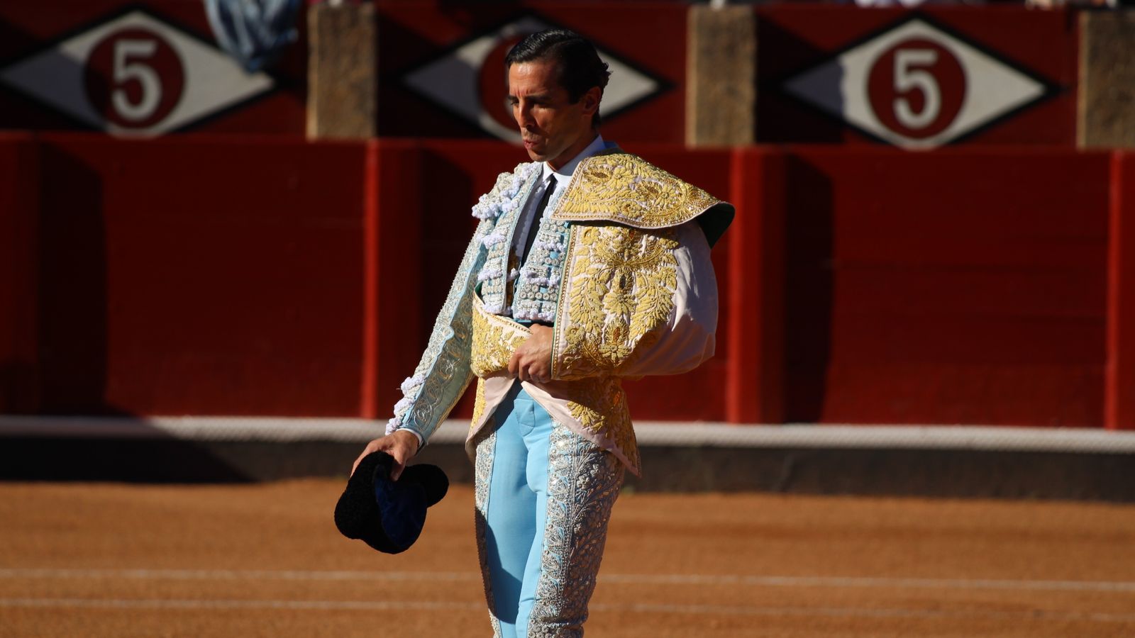 Juan Ortega desmonterado en su presentación como matador de toros en La Glorieta