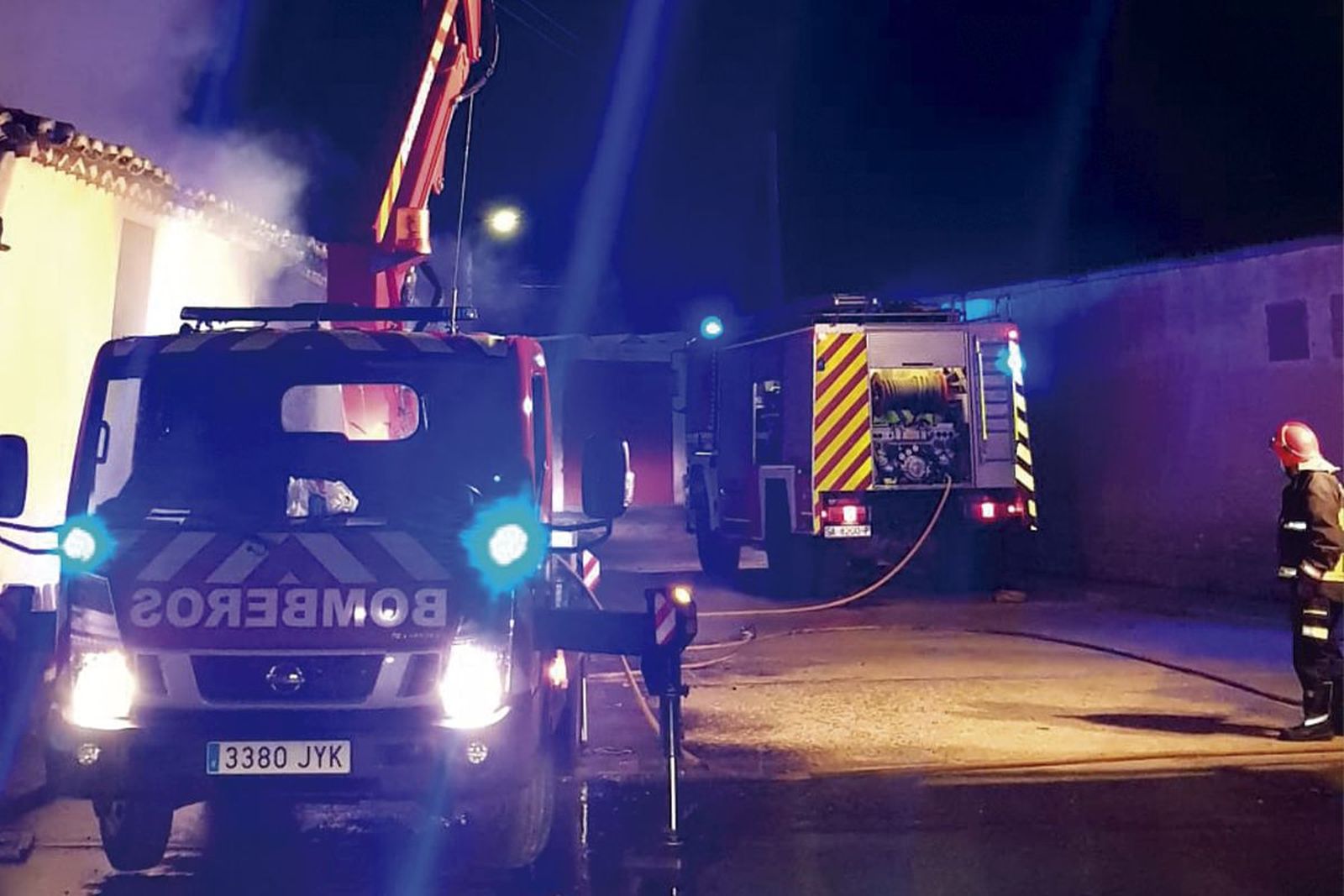 Bomberos del parque comarcal de Peñaranda han intervenido esta noche en un incendio en Pedrosillo de Alba