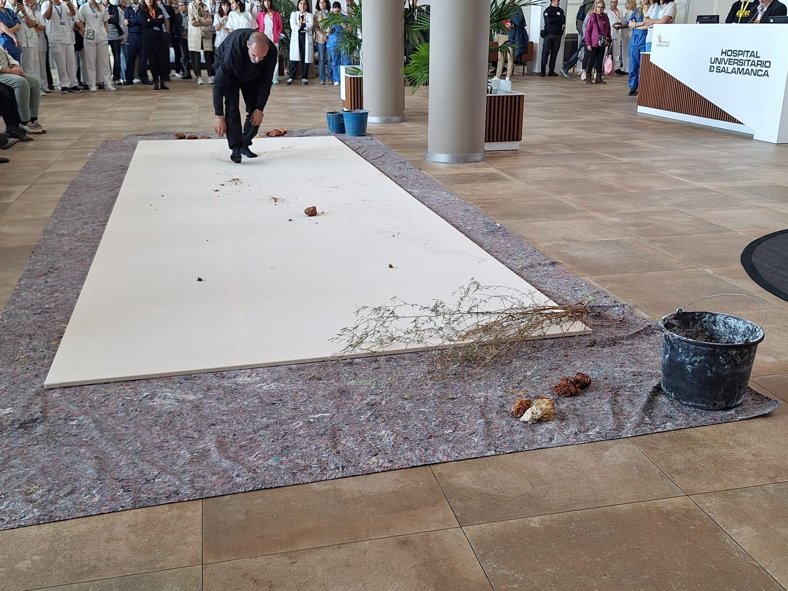 50º Aniversario del Hospital Clínico  Universitario con una intervención artística “Latidos  de barro” (10).jpeg